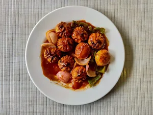 Momomia - Love In Every Bite - Logo