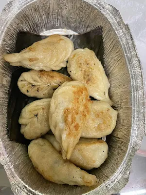 Momos And More - Logo