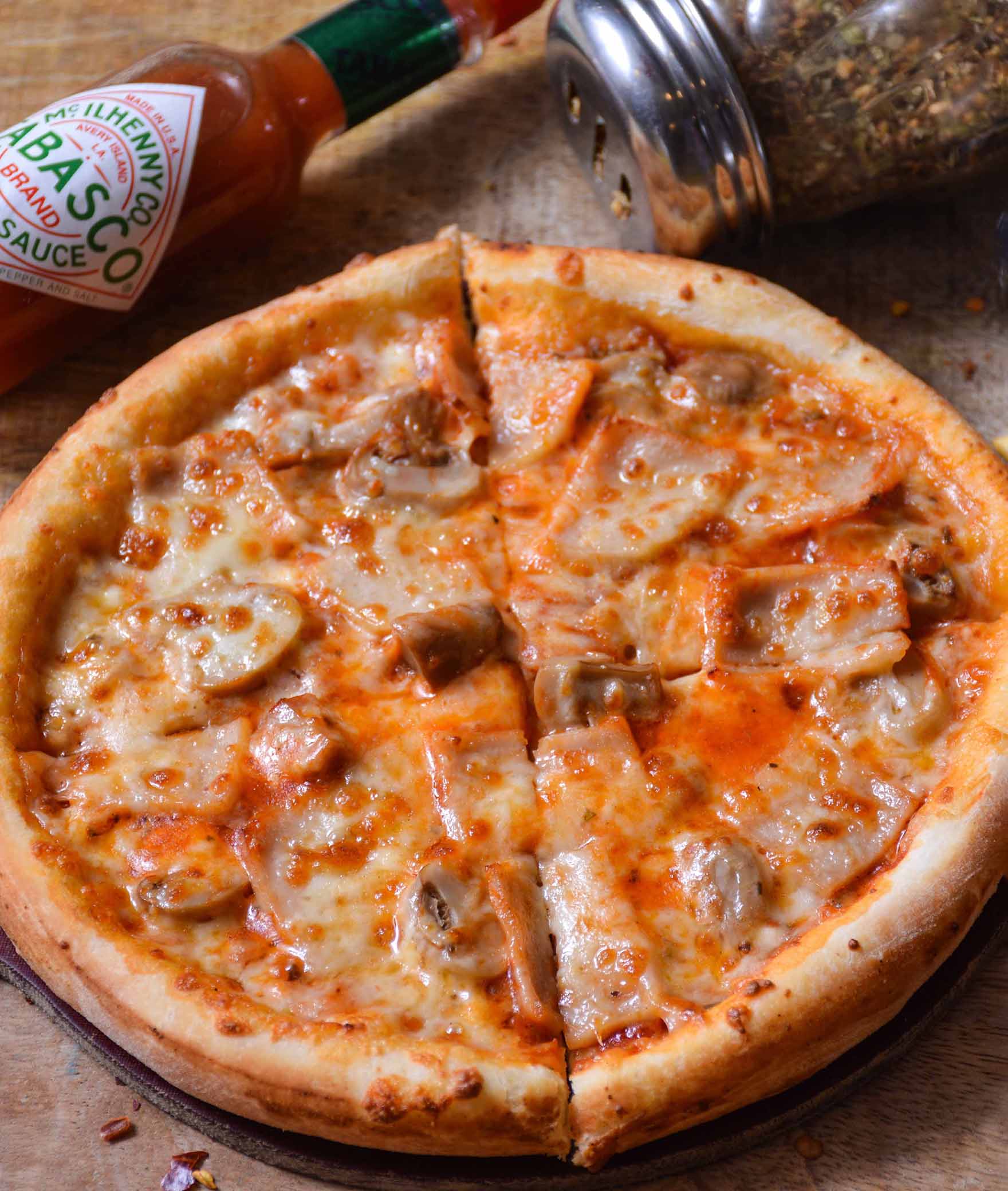 Mom's Pizza - Logo