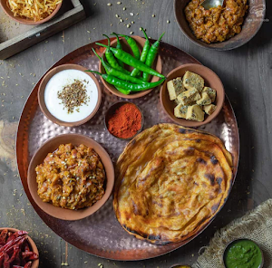 Moolchand Chur Chur Naan Or Paratha Since 1979 - Logo