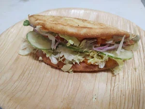 Moonmoon - Juicy Crustwiches - Logo
