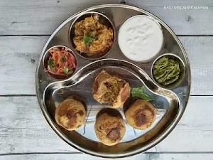 Naanis litti chokha - Logo