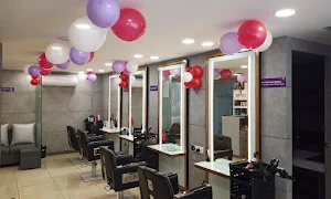 Naturals Unisex Salon /Naturals - Logo