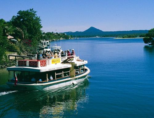 Noosa Ferry & Cruise Company - Logo