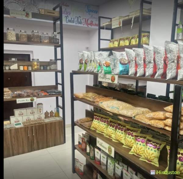 NUTS N FRUITZ- A premium dry fruits store - Logo