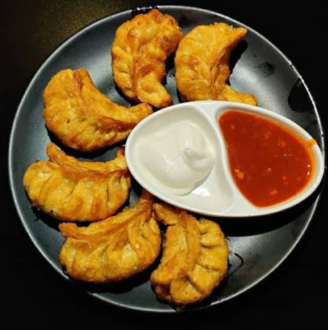Only Momos - Logo