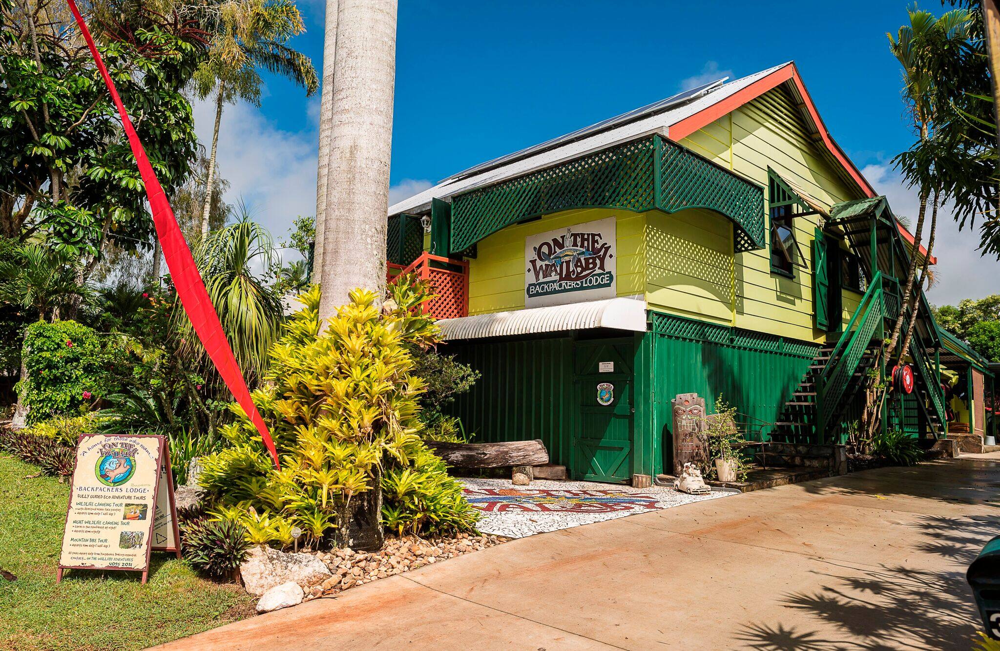 On The Wallaby Backpackers Lodge & Tours - Logo