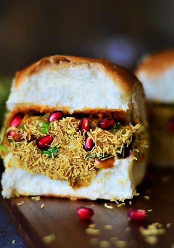 Patel Vadapav - Logo