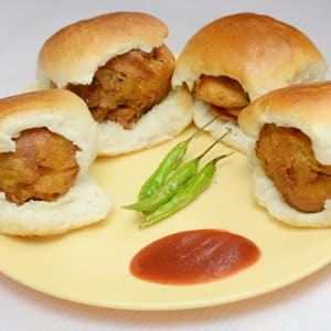Patil Mama Vadapav Wale - Logo