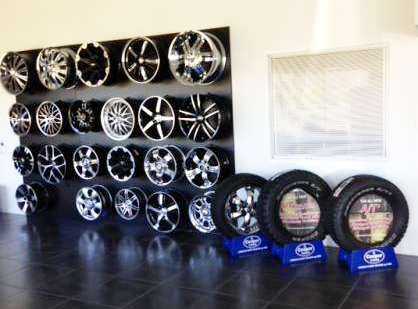 Peter Walton Tyre & Batteries - Logo