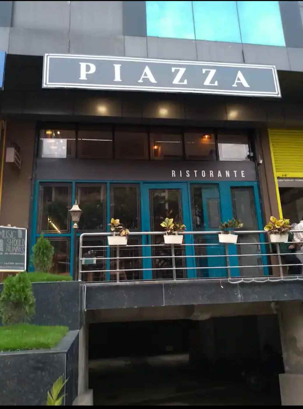 Piazza - Cover photo
