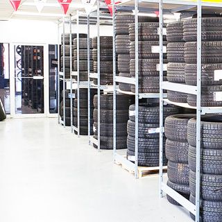 Pit Stop Tires &a; Rims - Logo