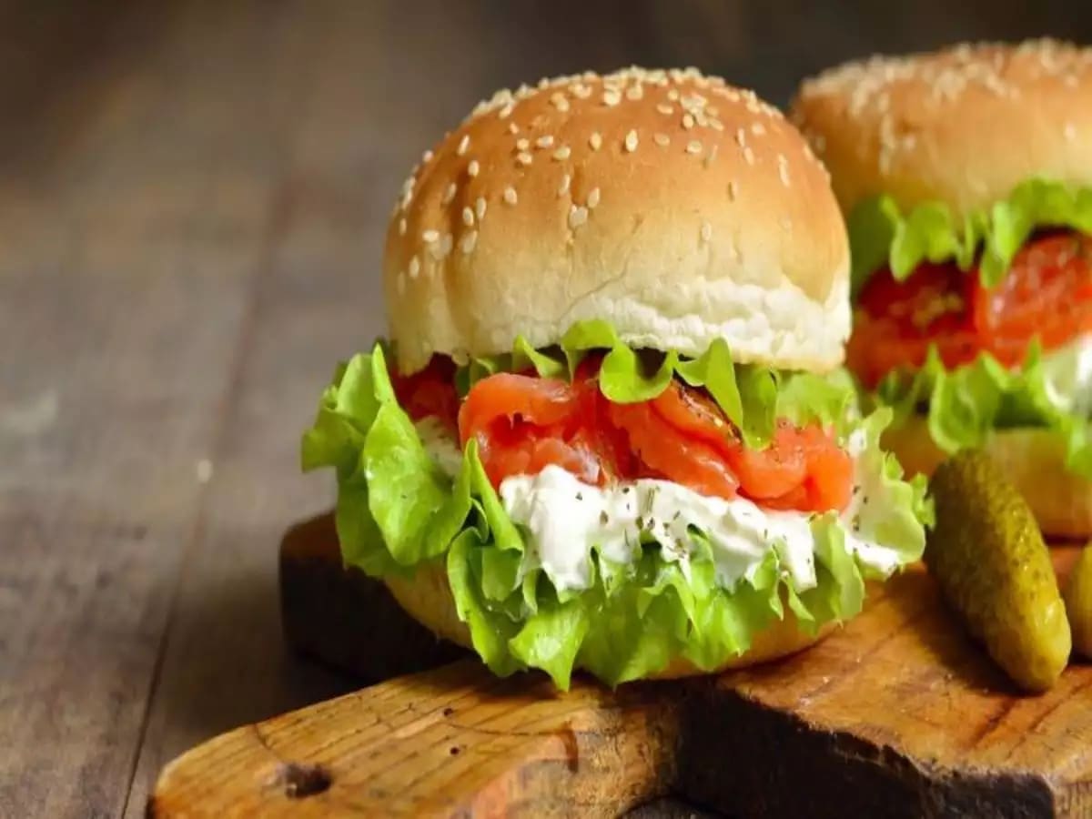 PIZZA WEDS BURGER - Logo