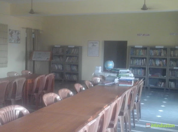 POINEER MONTESSORI INTER COLLEGE - Logo