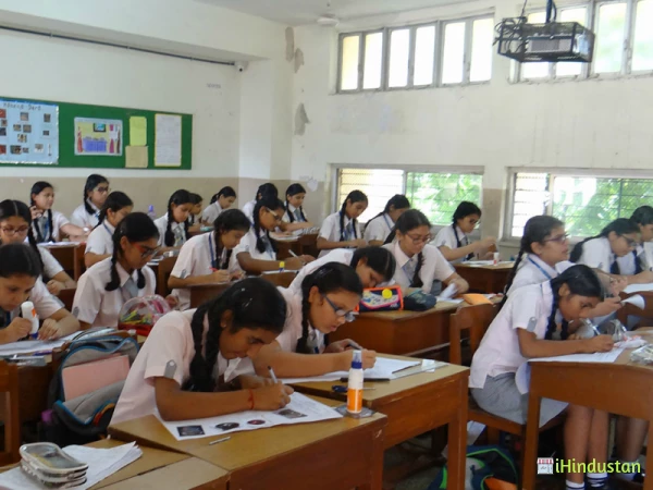 Queen Mary School,Mumbai - Logo