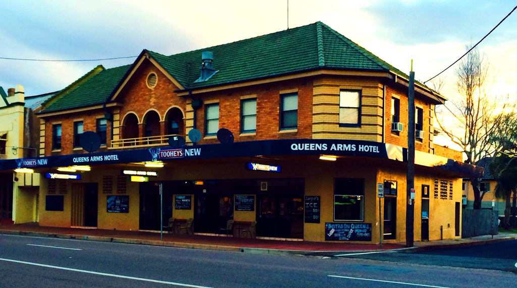 Queens Arms Hotel - Logo