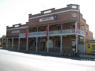Railway Hotel - Logo