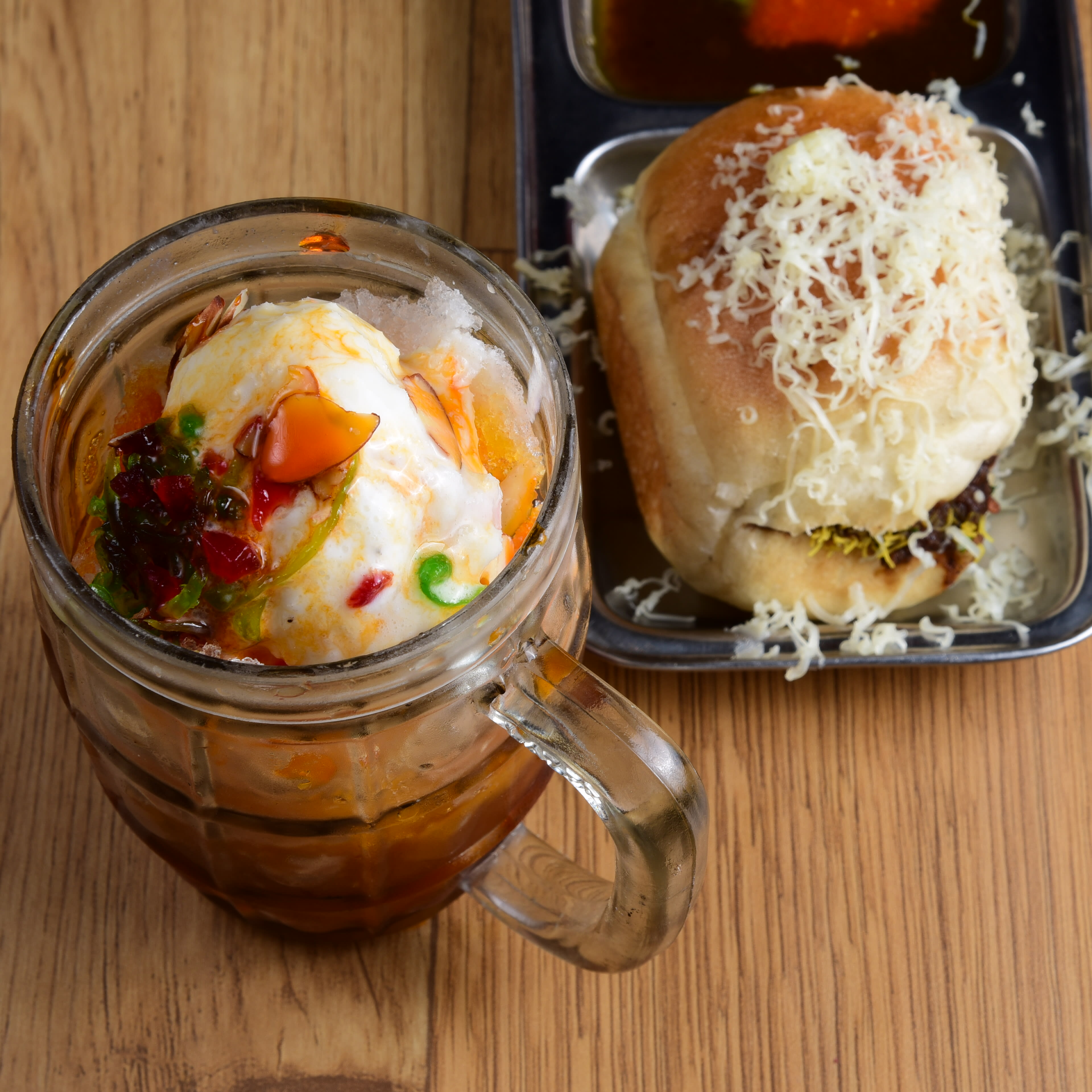 Rajesh dabeli & Vadapav - Logo