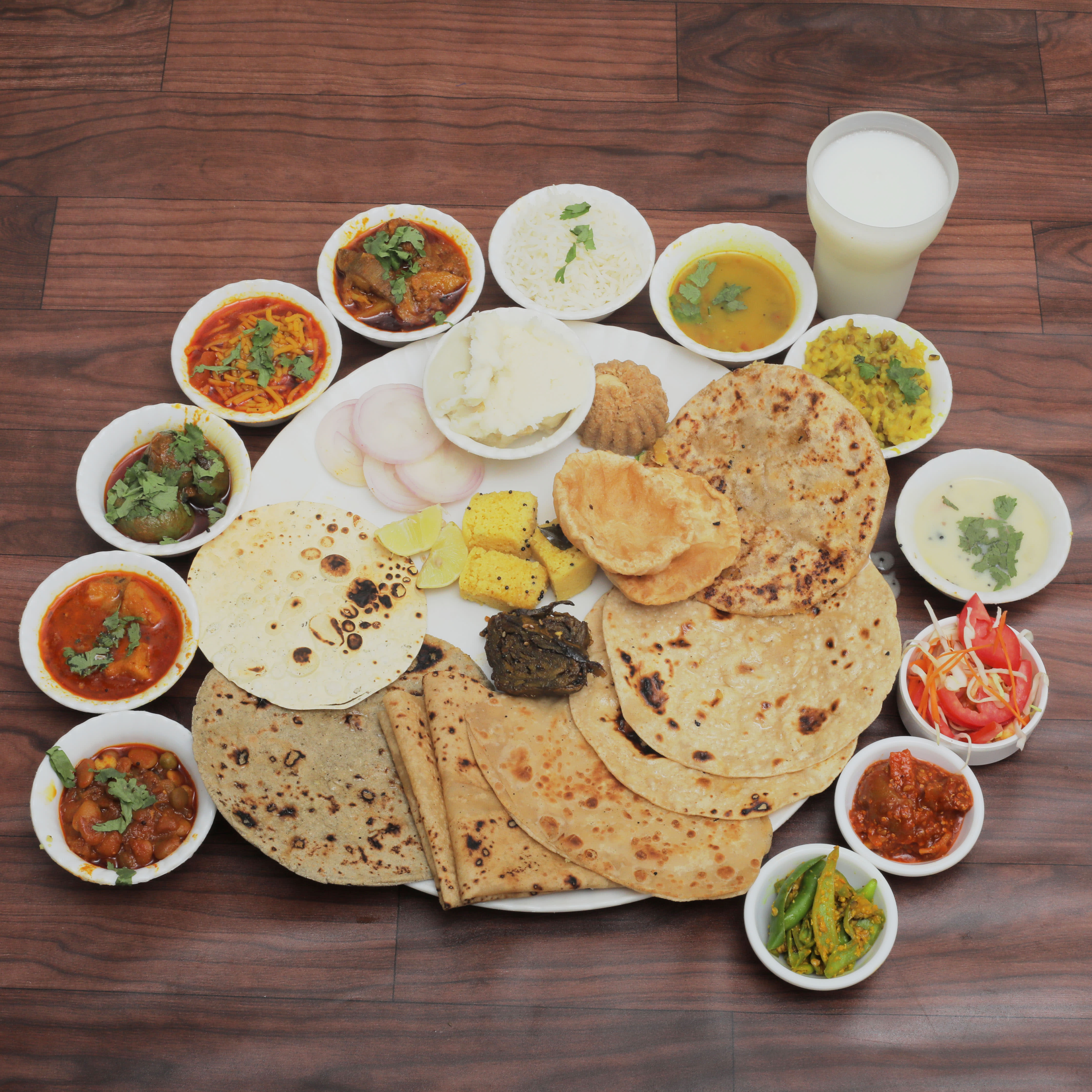 Raju Restaurant - Logo