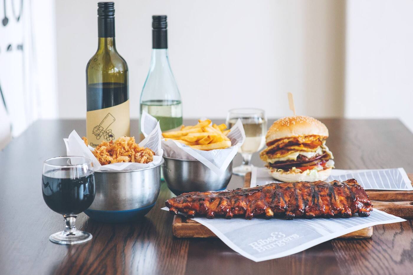 Ribs & Burgers The Rocks - Logo