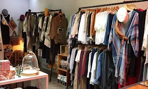 Rich 'N' Royal Suits - Logo