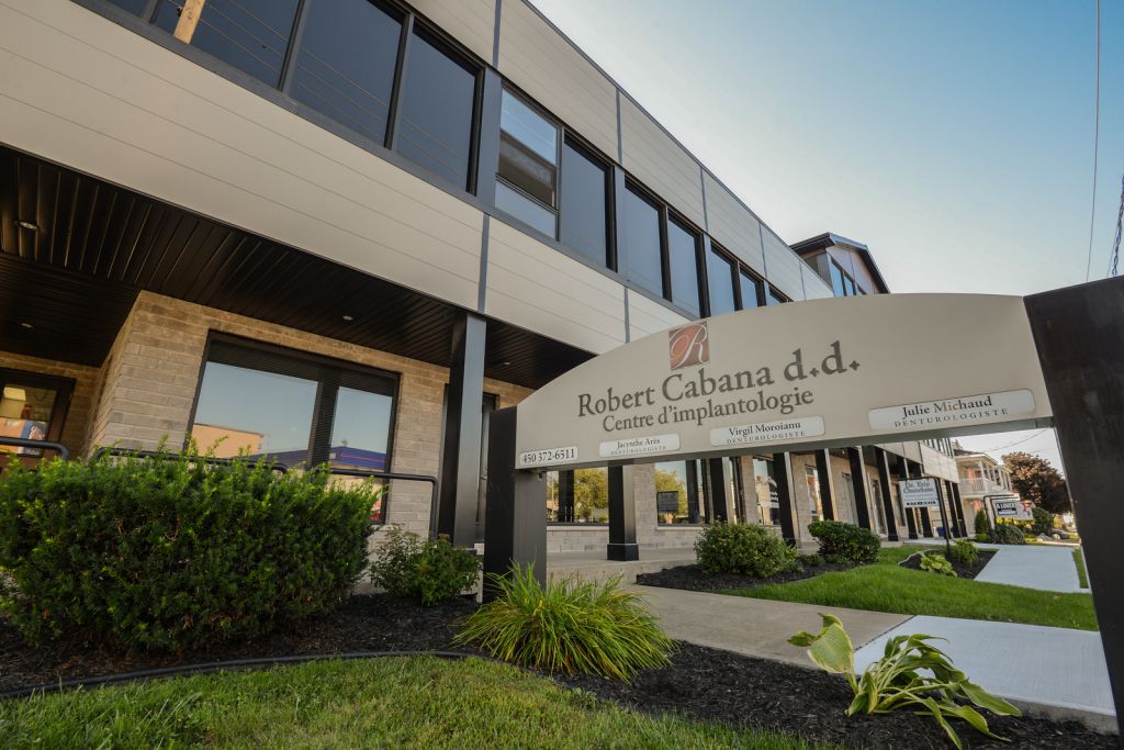 Robert Cabana Denturologiste - Logo