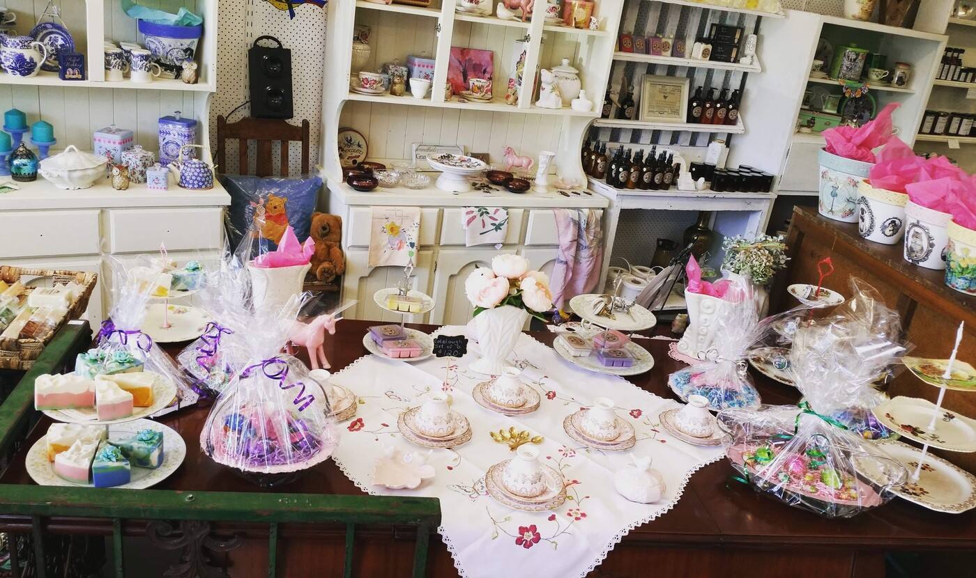 Robyns Cottage Collectibles - Cover photo