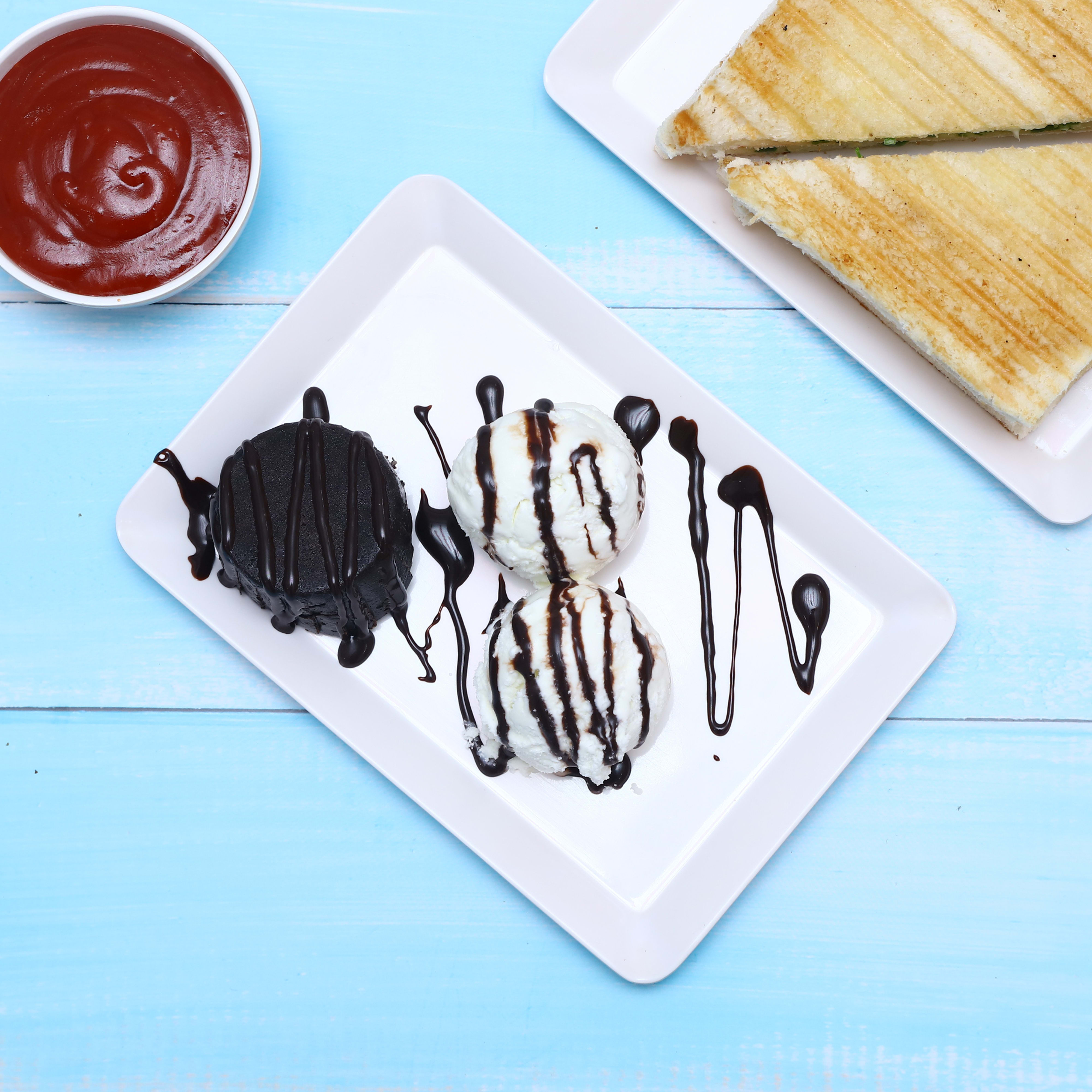 Roll over icecreams & Cakes - Logo