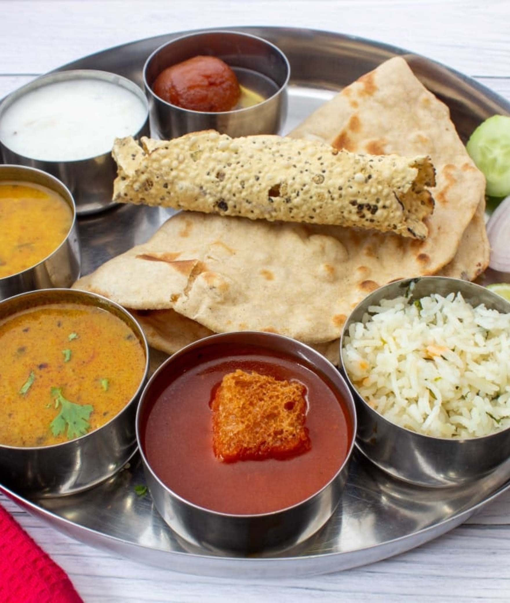 ROTI MAN & CURRIES - Logo