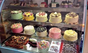 Royal Cakes & Bakers - Logo