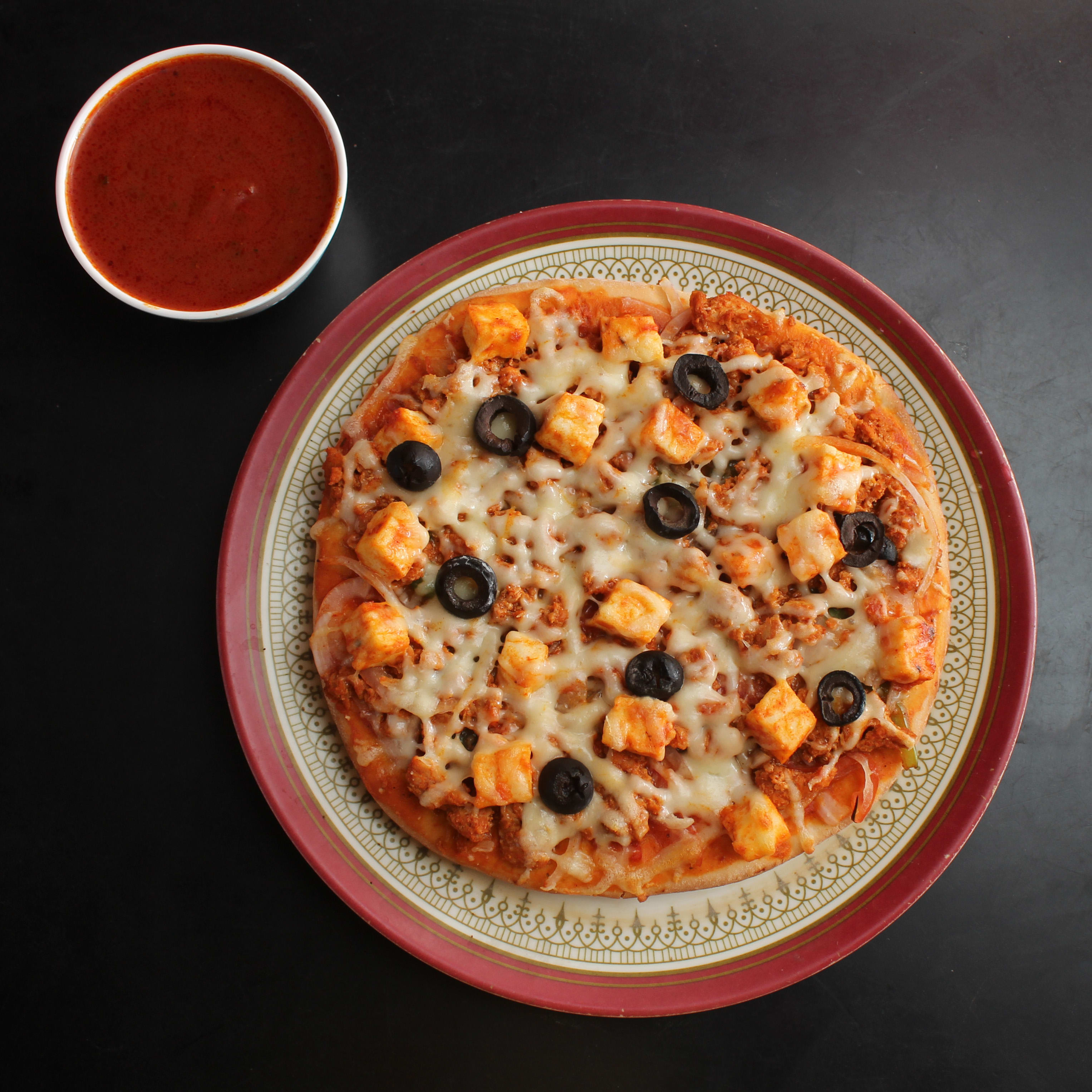 Royal Pizza Since 2015 - Logo