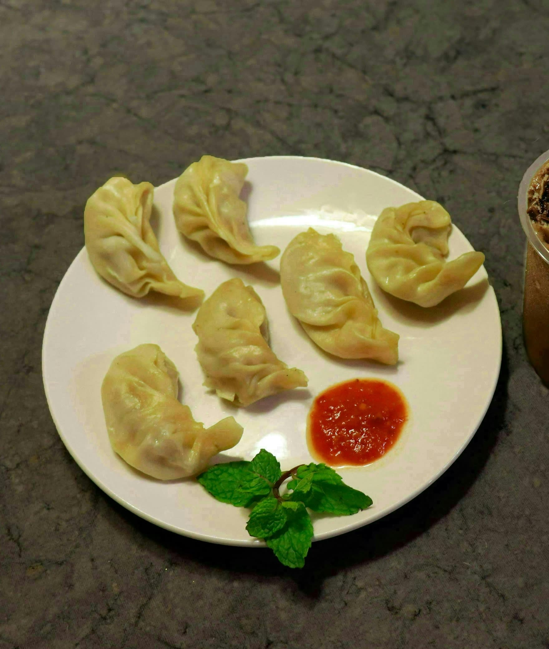 Sakath Momos - Logo