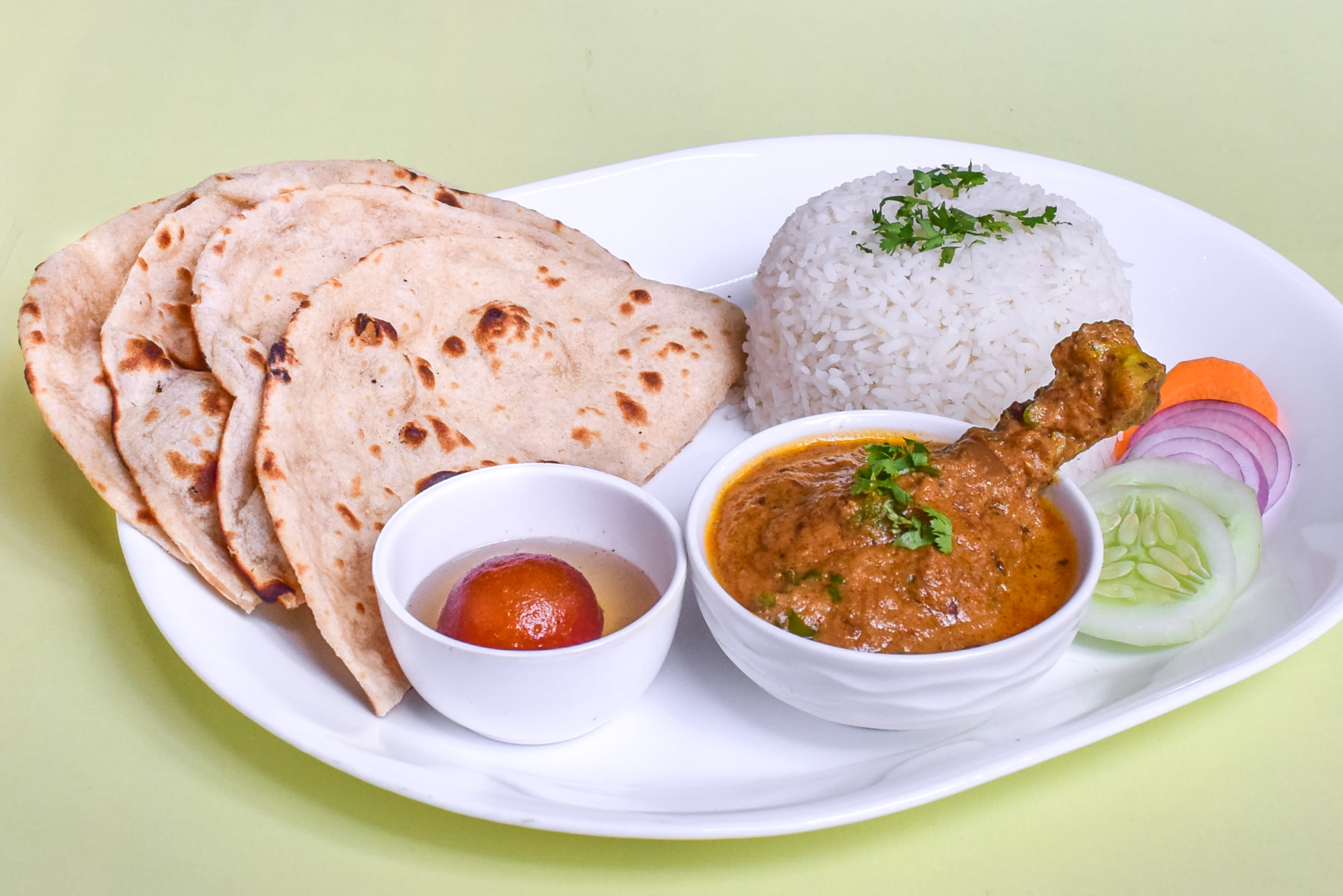 Saras Veg-Nonveg - Logo