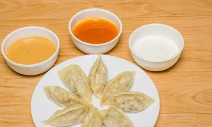 SHALOM MOMOS AND SNACKS - Logo