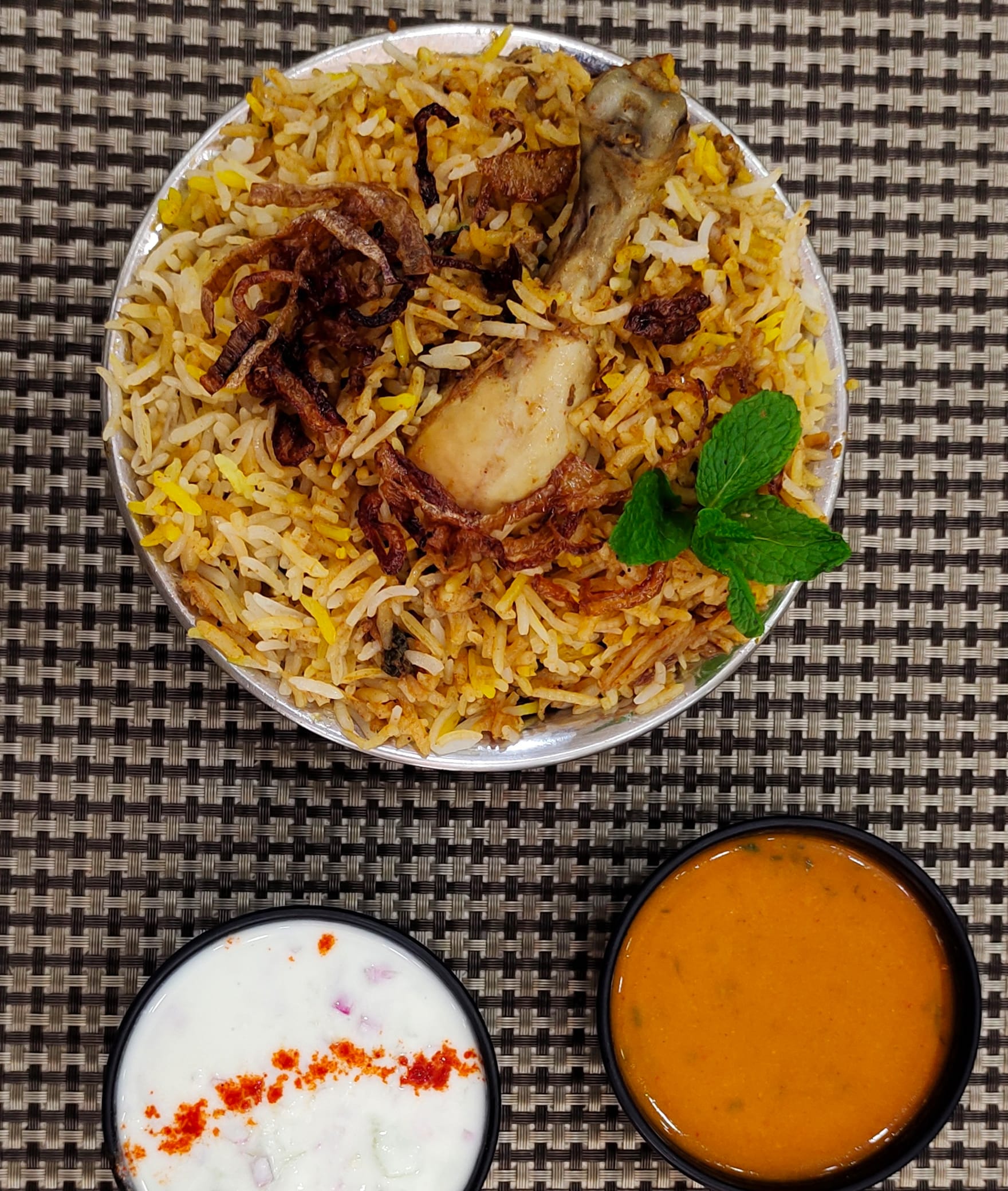 SRAVANTHI'S MULTI CUSINE FAMILY RESTAURANT - Logo