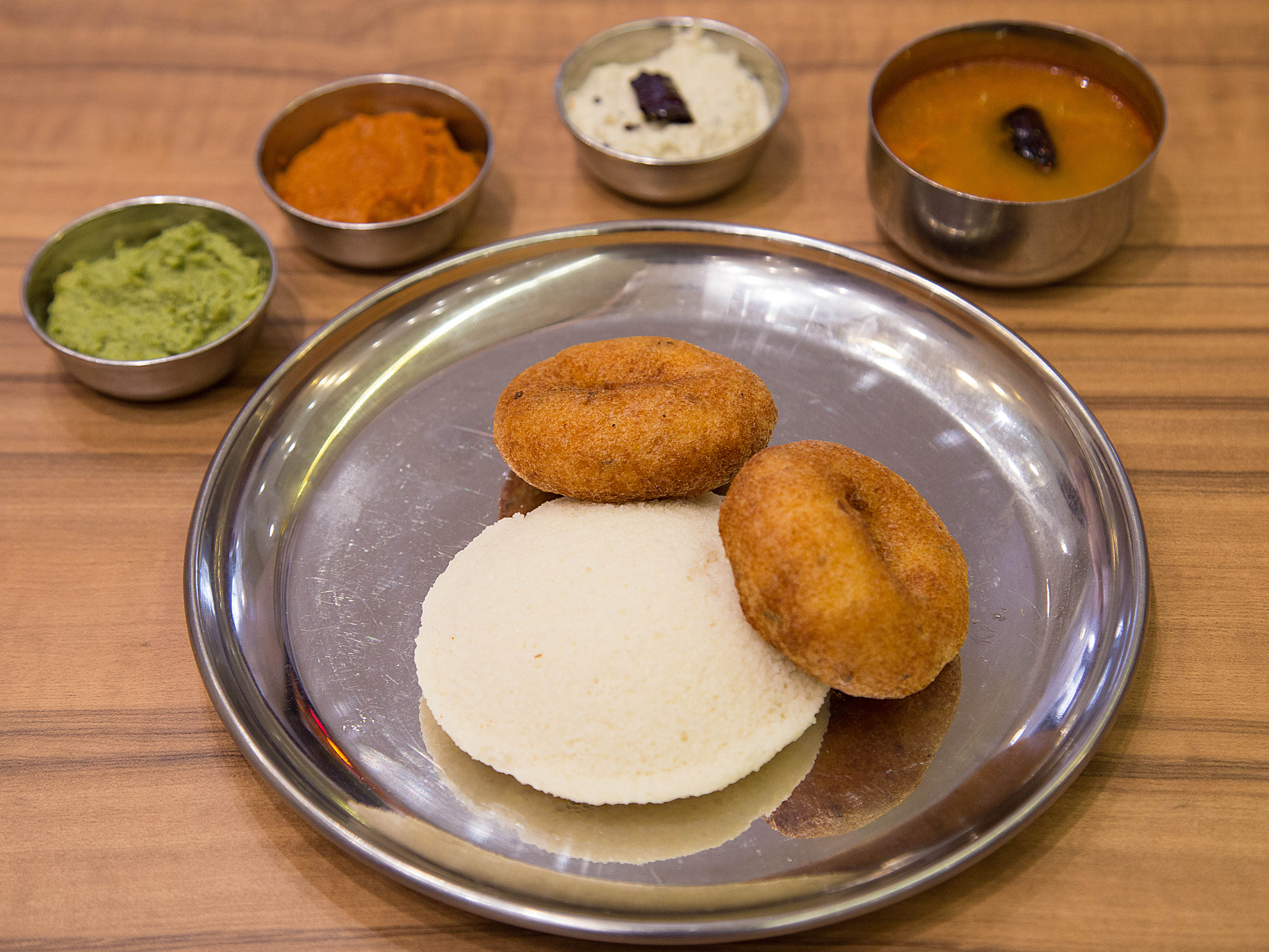 Sravanthi Tea Tiffins - Logo
