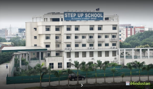 Step Up School Crossing Republik Ghaziabad - Logo