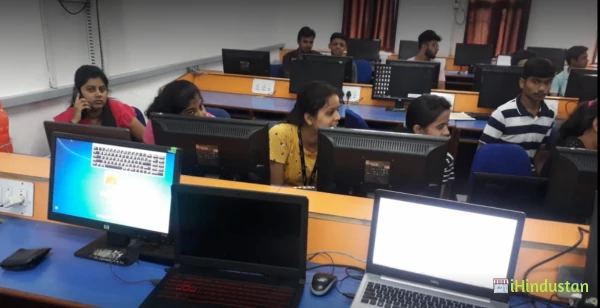 STLabs India, Best training institute in Noida. - Logo