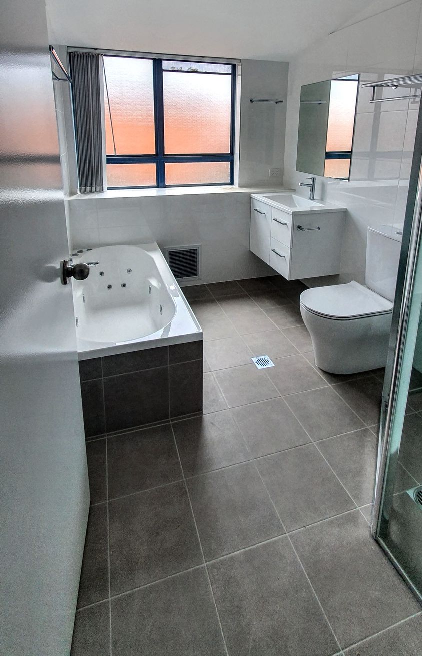 Summit Bathrooms - Logo
