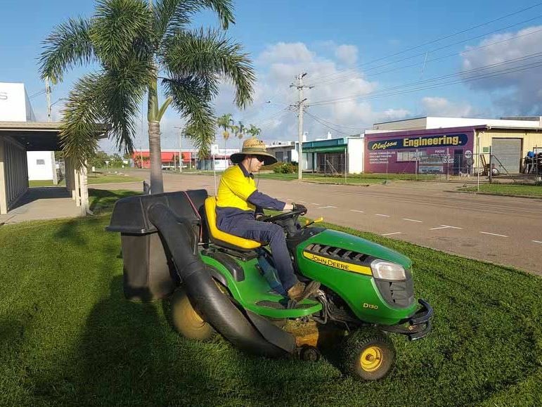 Sun City Mowing & Slashing - Logo