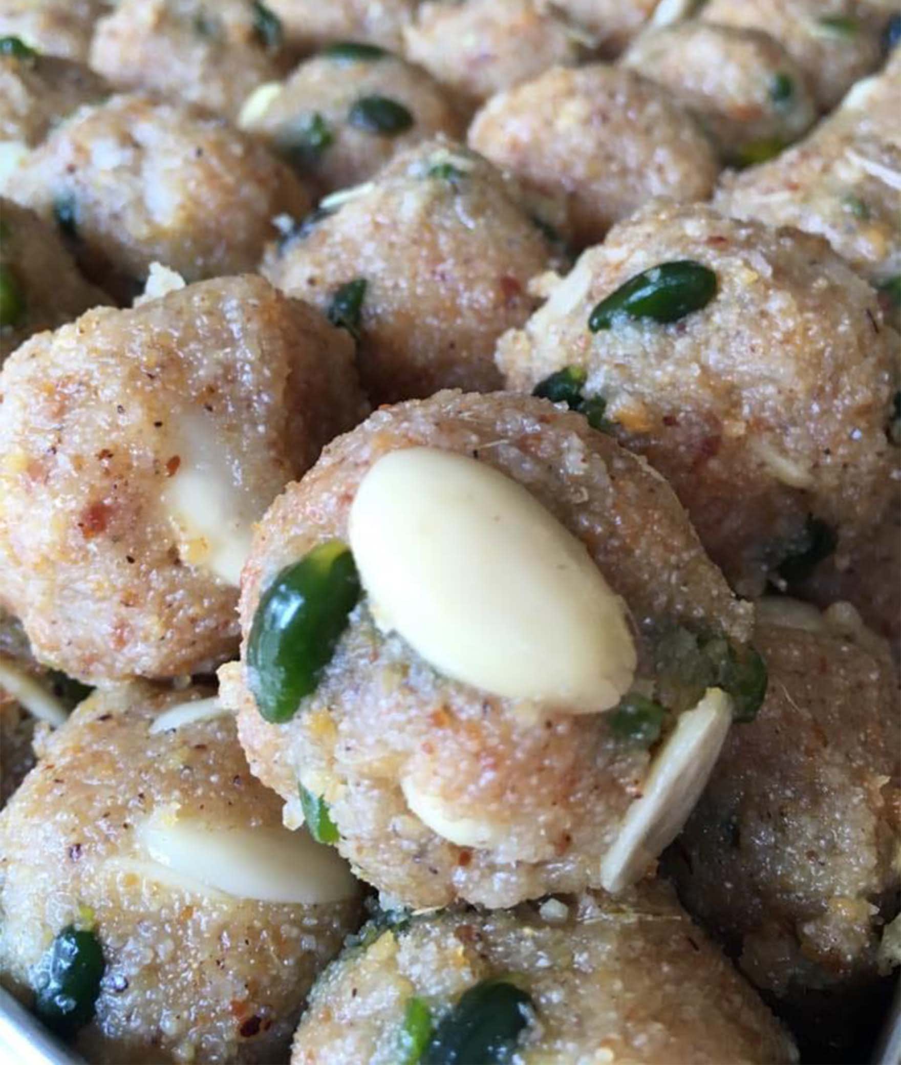 Thaggu Ke Laddoo - Logo
