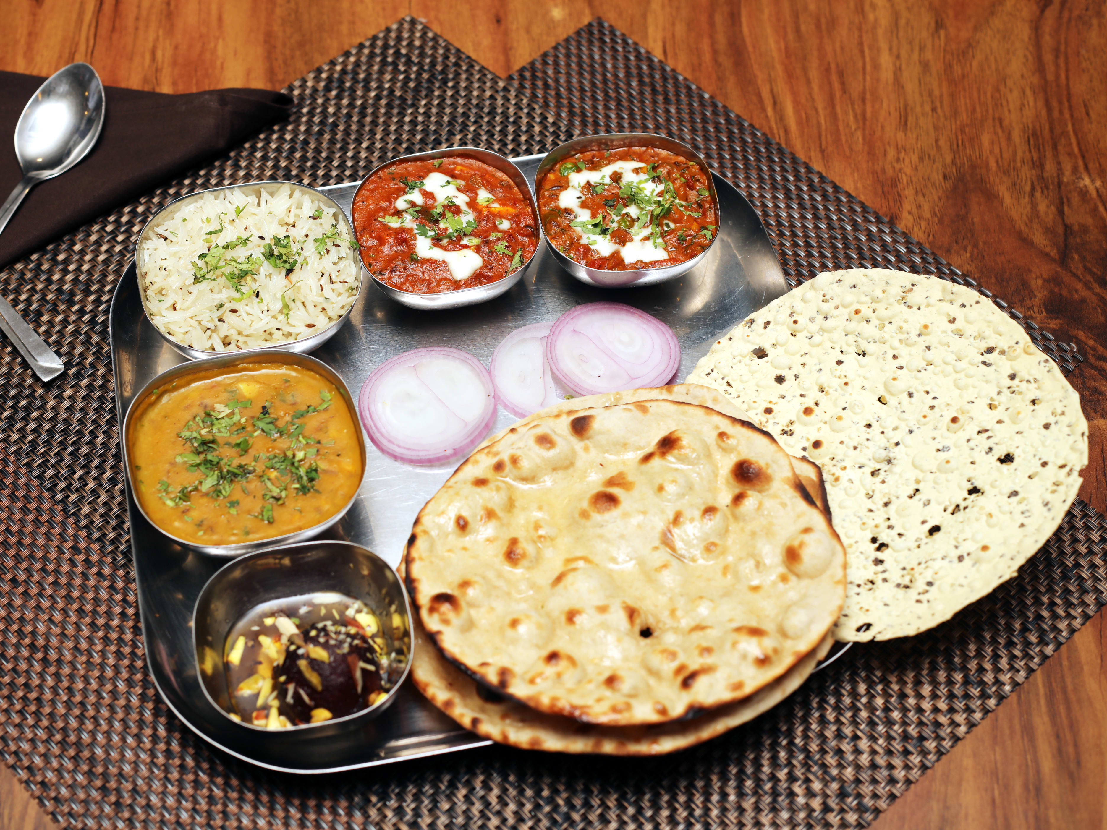 THALI CENTRE - Logo