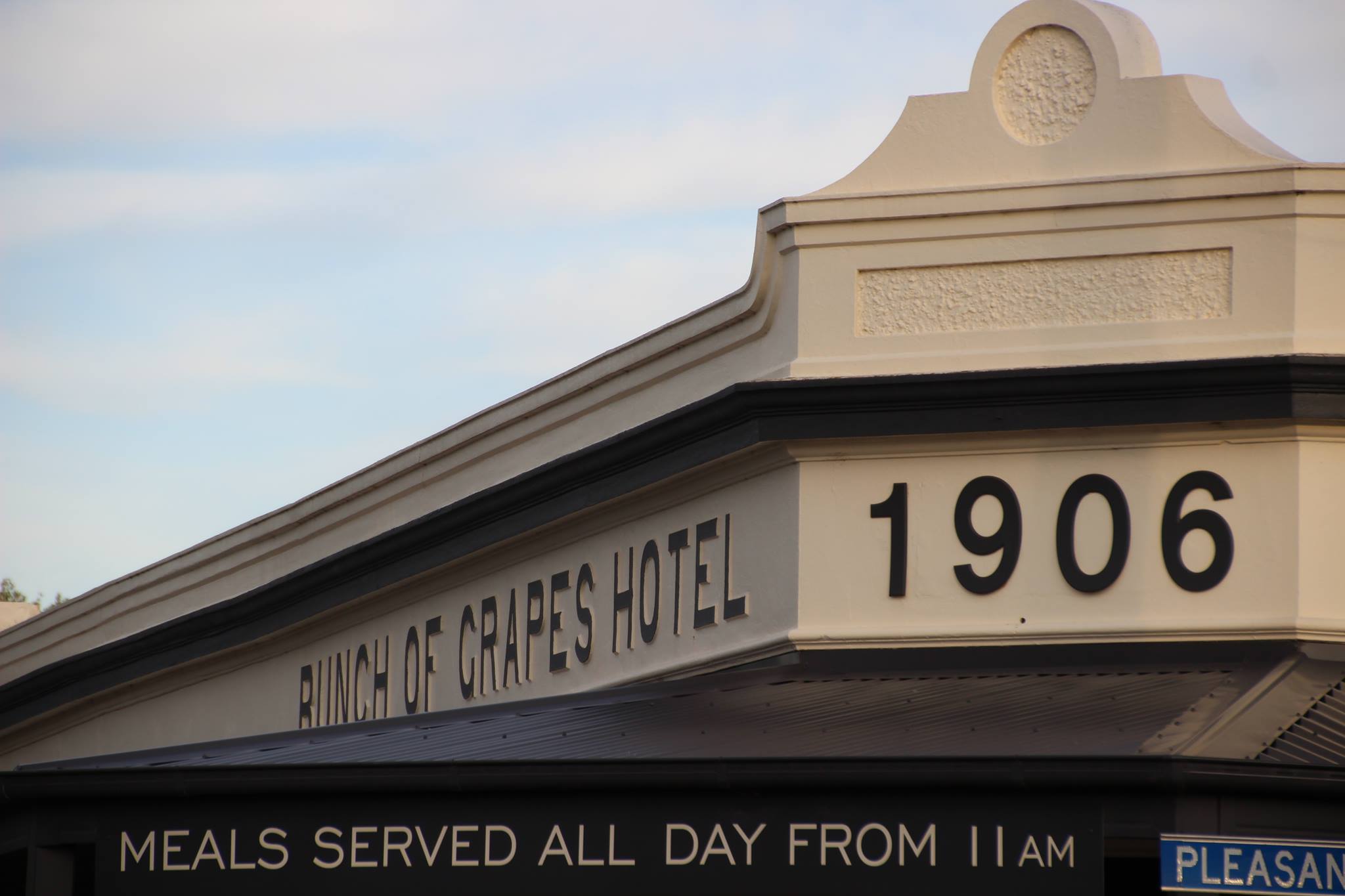 The Bunch of Grapes Hotel - Logo