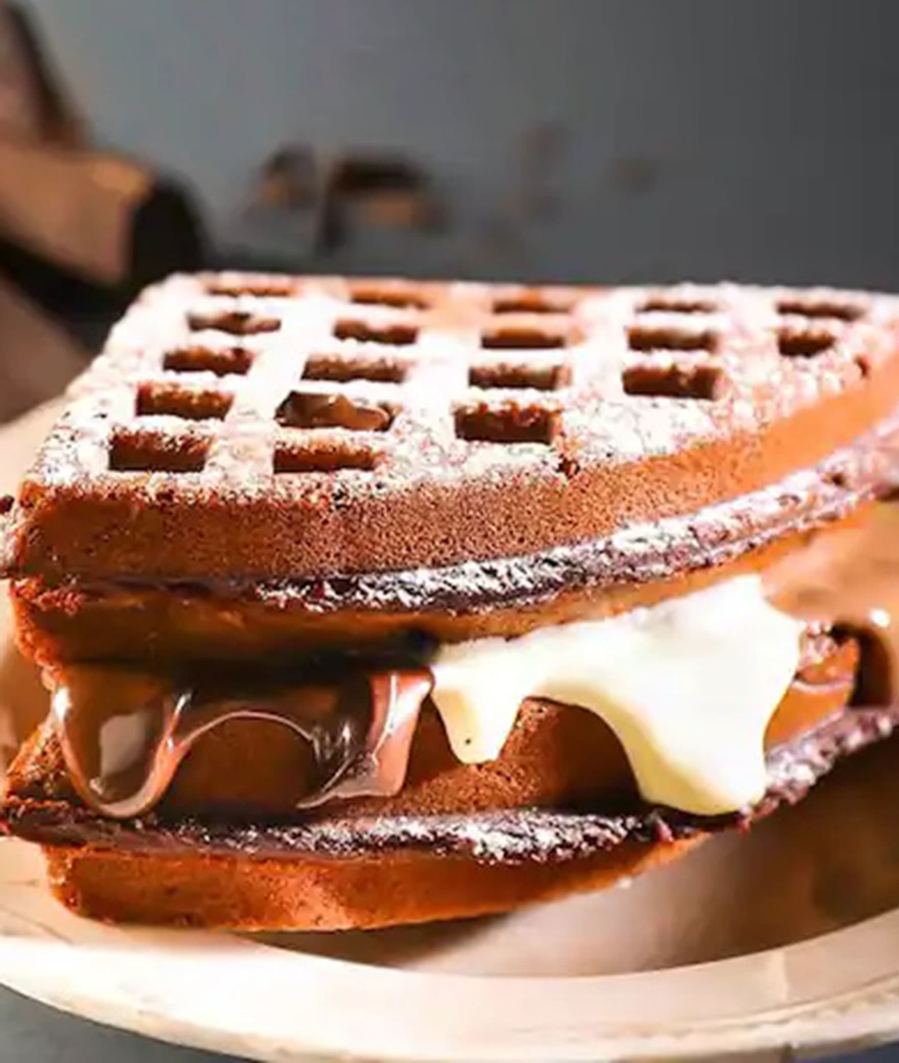 The Golden Grillz (waffles & sandwich) - Logo