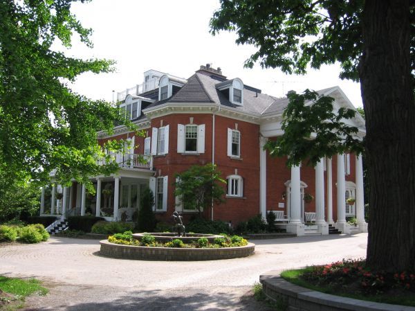The Hillcrest Inn - Logo