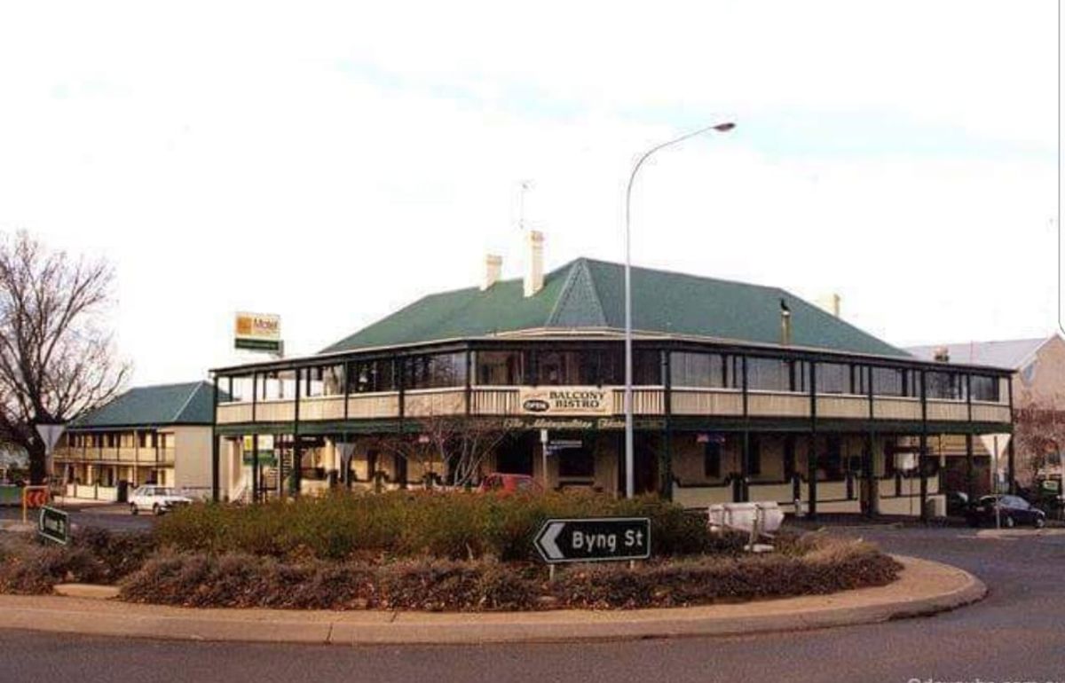 The Verandah Bistro @ The Metropolitan Hotel - Logo