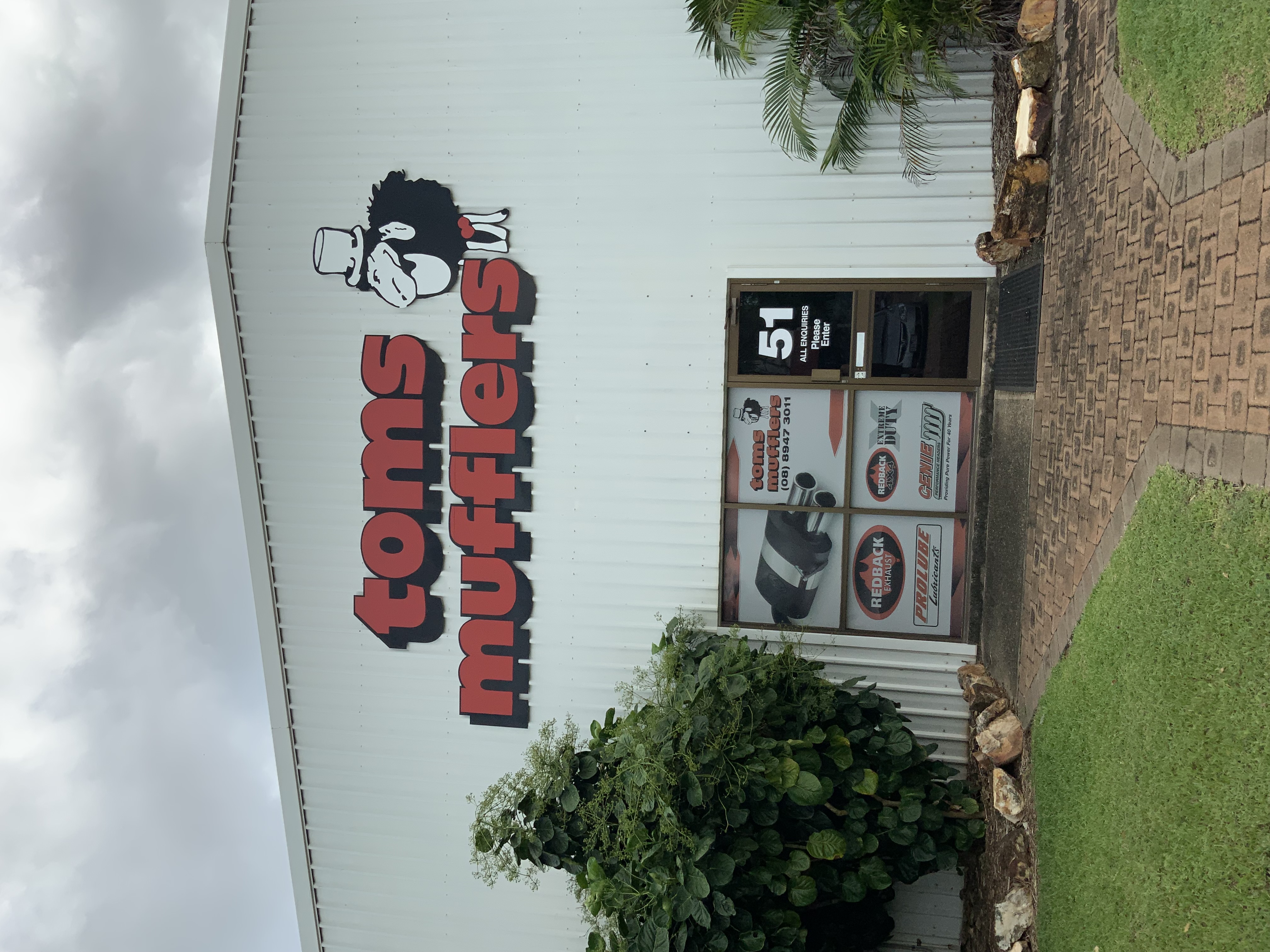 Toms Mufflers - Logo