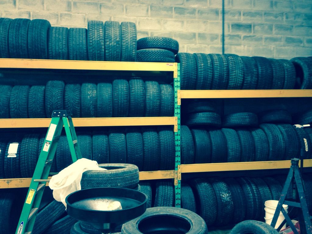 Tom Tire And Alignment Service - Logo