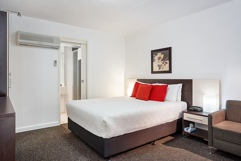 Townhouse Hotel Wagga - Logo