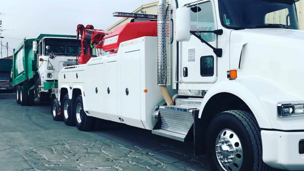 TOW TRUCK MONTREAL 24H - Logo